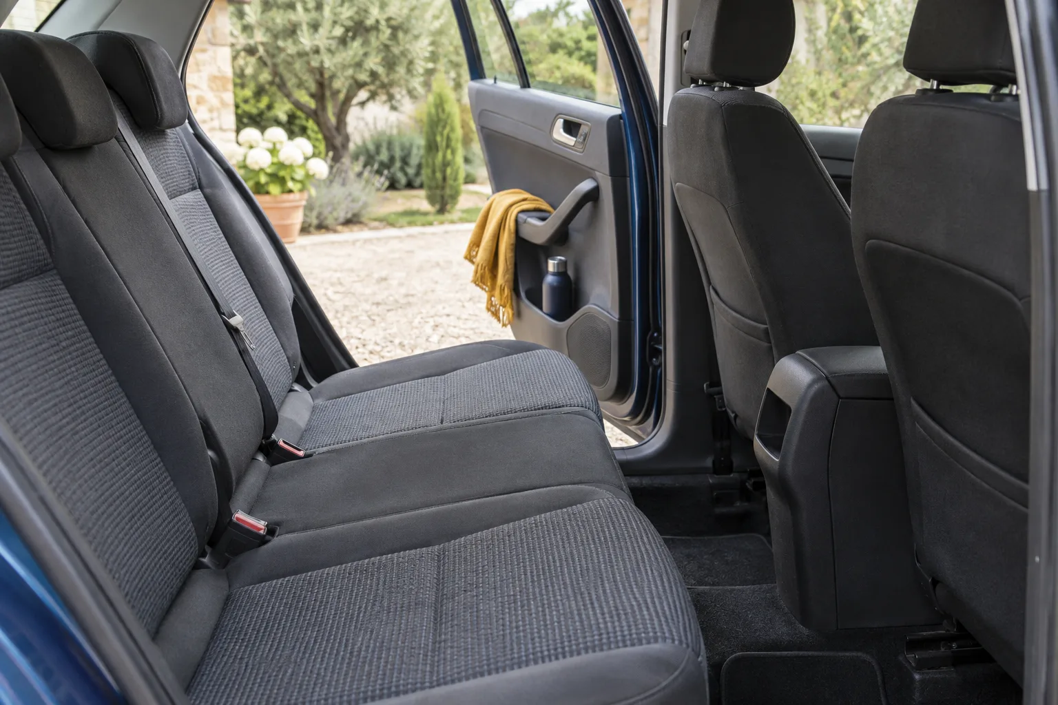 Sièges en tissu et moquette de l’habitacle d’une voiture